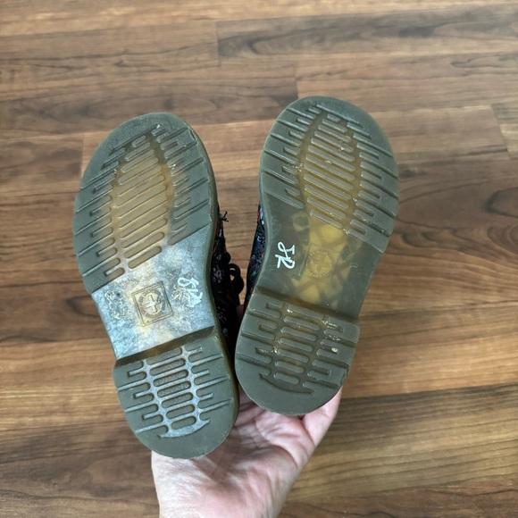 Dr. Marten’s | 'DELANEY' FLORAL PRINT CANVAS KIDS BOOTS - Picture 7 of 8